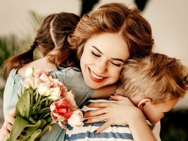 День матері 2025 року в Україні: коли вітаємо найріднішу людину у світі, які традиції існують