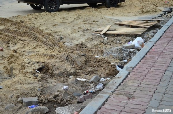 «Рейвах» біля вокзалу у Луцьку: шум, сміття, невиховані маршрутники. ФОТО 