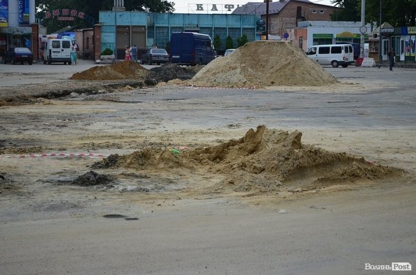 «Рейвах» біля вокзалу у Луцьку: шум, сміття, невиховані маршрутники. ФОТО 