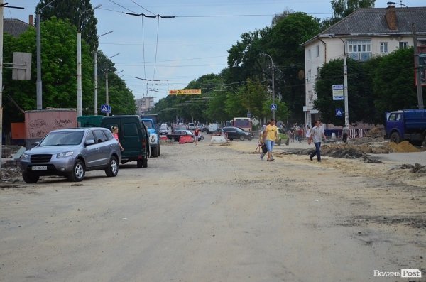 «Рейвах» біля вокзалу у Луцьку: шум, сміття, невиховані маршрутники. ФОТО 