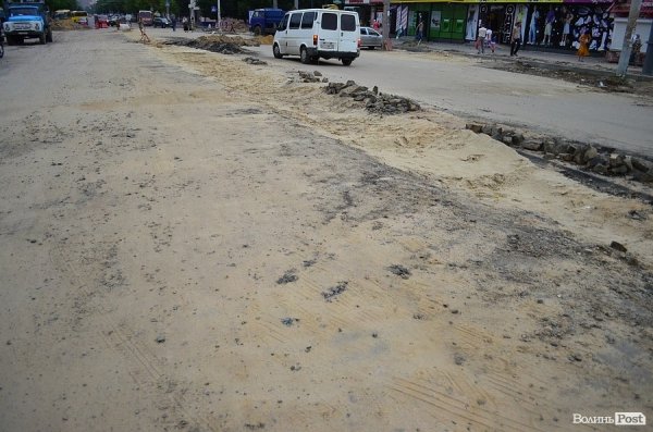 «Рейвах» біля вокзалу у Луцьку: шум, сміття, невиховані маршрутники. ФОТО 