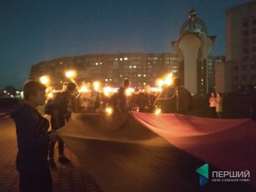 Вогні у нічному місті: у Луцьку  –  смолоскипний хід. ВІДЕО