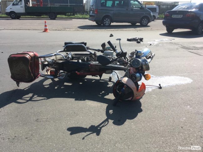 Моторошна аварія у Луцьку: троє на мопеді врізалися у Lanos. ФОТО