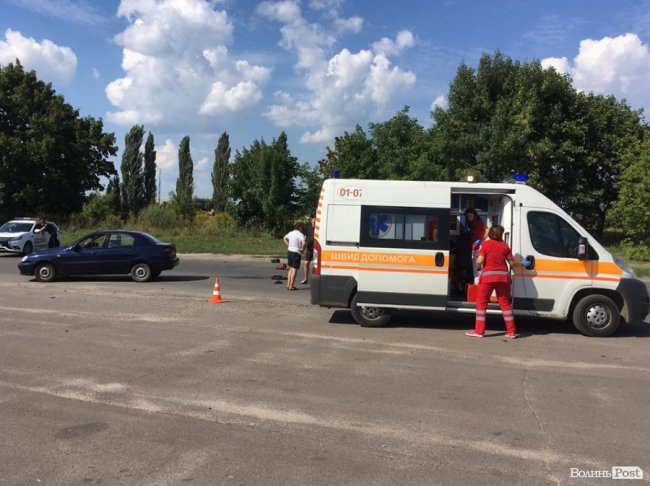 Моторошна аварія у Луцьку: троє на мопеді врізалися у Lanos. ФОТО