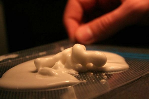 Вібраційні підйоми (скупчення) неньютонівської рідини. Неньютонівська рідина - така рідина, для якої в'язкість залежить від швидкості руху чогось в ній. Це так: чим швидше калатати ложкою в цій рідині, тим важче ложка йде!