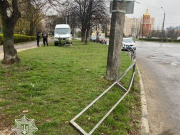 Біля Північного ринку у Луцьку сталася аварія: бус влетів у паркан