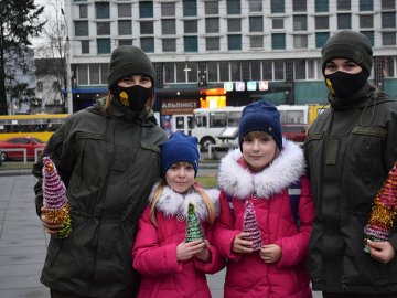 У Луцьку нацгвардійці серед вулиці роздавали перехожим подарунки. ФОТО