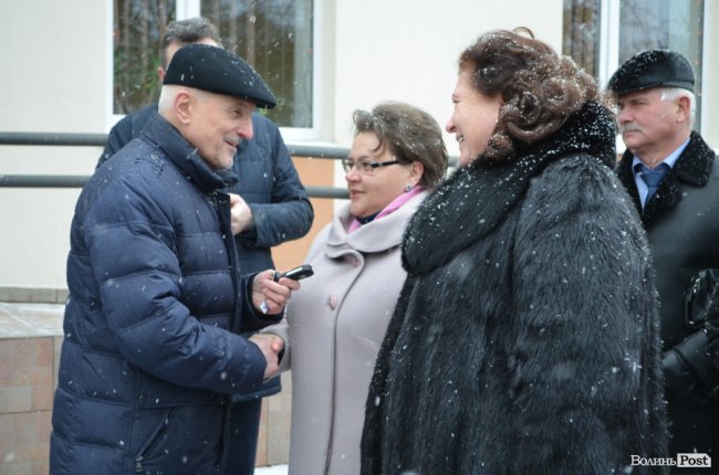 У Луцьку сімейним лікарям вручили ключі від новеньких автівок. ФОТО