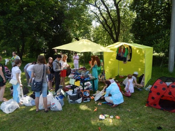 У Луцьку біженцям зібрали речі. ФОТО