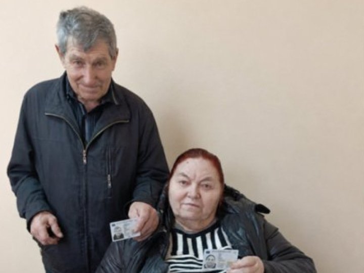 Через 15 років подружжя з Волині повернулося з Білорусі та отримало нові паспорти