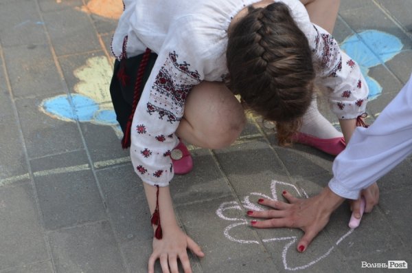 У центрі Луцька – свято учнівської пісні, танцю і вишиванки. ФОТО