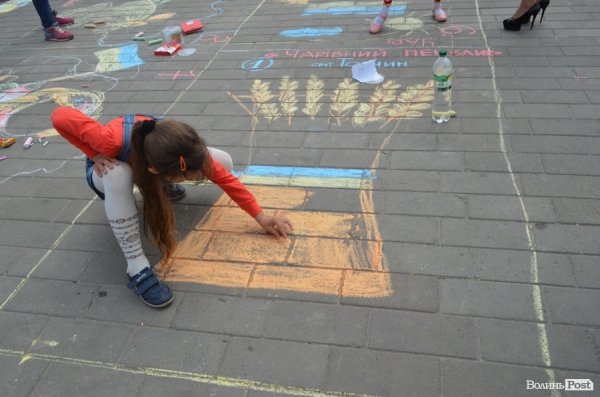 У центрі Луцька – свято учнівської пісні, танцю і вишиванки. ФОТО