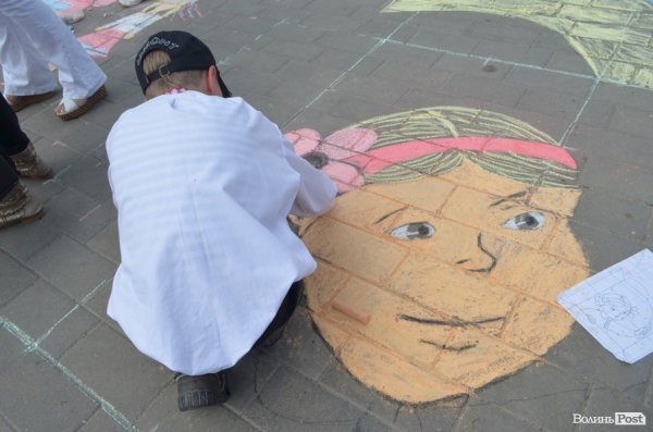 У центрі Луцька – свято учнівської пісні, танцю і вишиванки. ФОТО