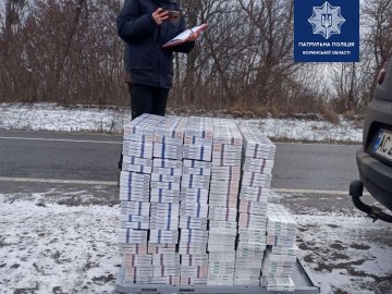 Поблизу Луцька затримали водія, який у багажнику перевозив три великі сумки з сигаретами