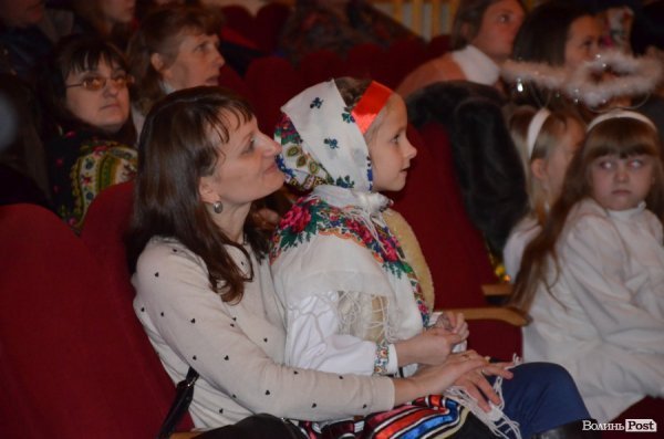 Віншування, янголи і різдвяне тепло: у Луцьку колядував фестиваль вертепів