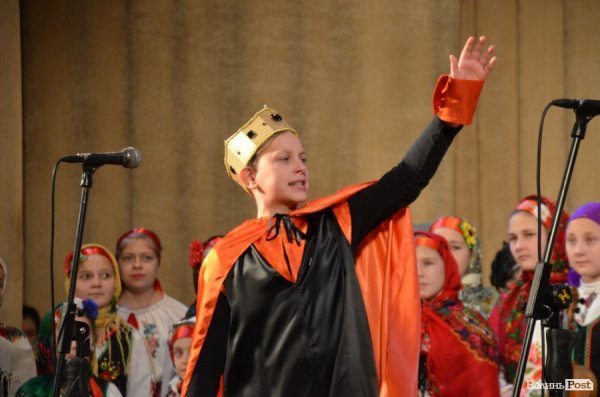 Віншування, янголи і різдвяне тепло: у Луцьку колядував фестиваль вертепів