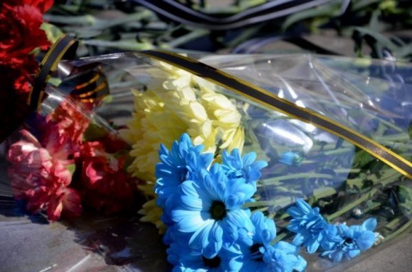 На місце загибелі українця у Донецьку приносять квіти. ФОТО