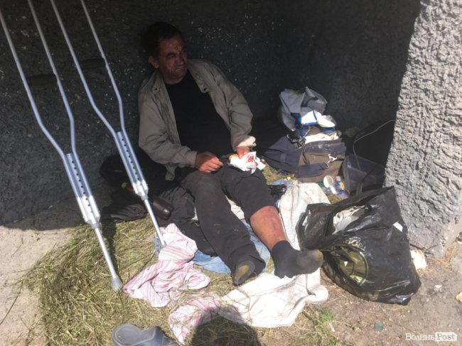 Безхатько з-під сходів луцького будинку знову живе на вулиці. ФОТО