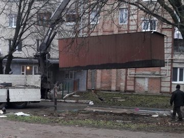 Луцькі муніципали продовжують зносити гаражі