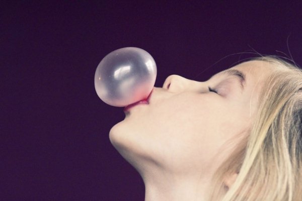 Видаляє жуйку з волосся