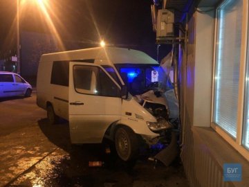 Аварія у Нововолинську: бус протаранив паркан. ФОТО
