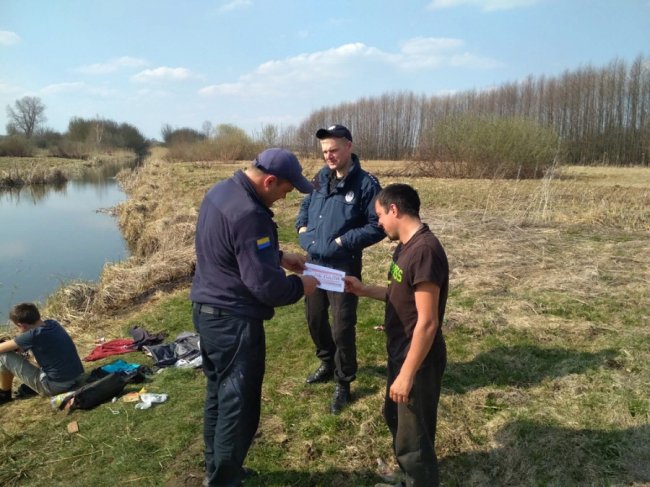 Двох волинян, які спалювали суху траву, зловили «на гарячому»