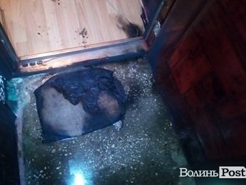 Сусідська війна? У Луцьку невідомі підпалили двері в квартиру
