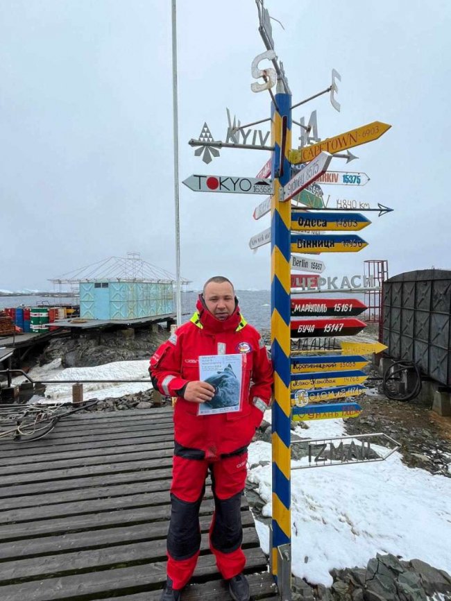 Бойові пінгвіни та збір коштів для ЗСУ: у Лесиному виші відкрилась фотовиставка полярника