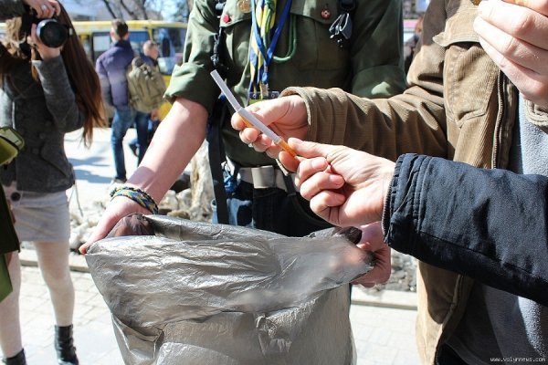 Як у Луцьку цигарки міняли на цукерки. ФОТО