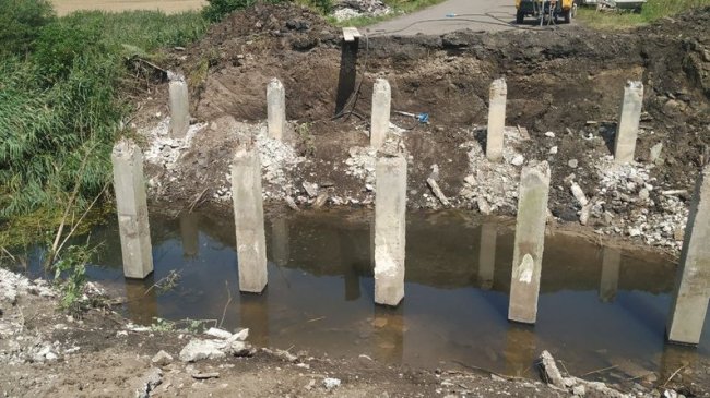 «Під навантаженням може тріснути»: на Волині триває ремонт мосту через річку Полонка