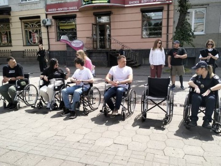 В Луцьку перевіряли вулиці й будівлі на доступність для людей з інвалідністю. ВІДЕО, ФОТО