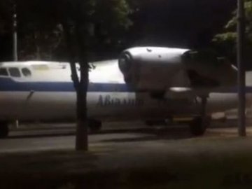 У Києві вулицею їхав літак. ВІДЕО