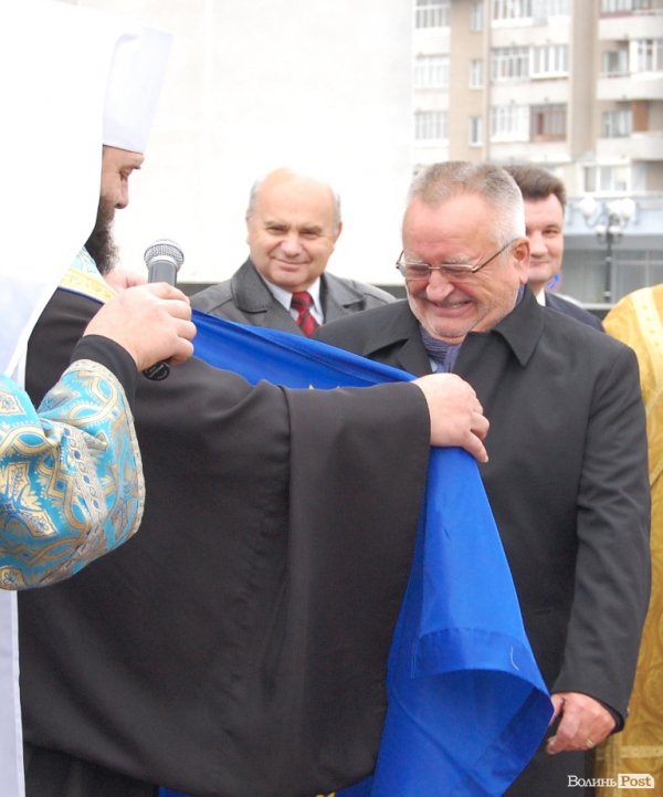 Біля Волинської ОДА повісили прапор Євросоюзу. ФОТО