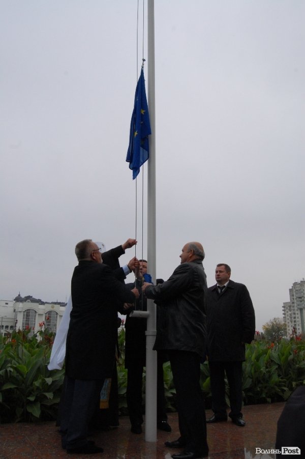 Біля Волинської ОДА повісили прапор Євросоюзу. ФОТО