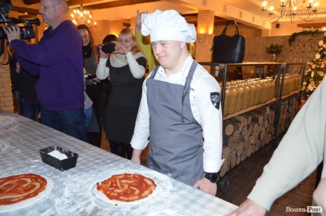 Як Савченко з особливими дітками піцу робив. ФОТО