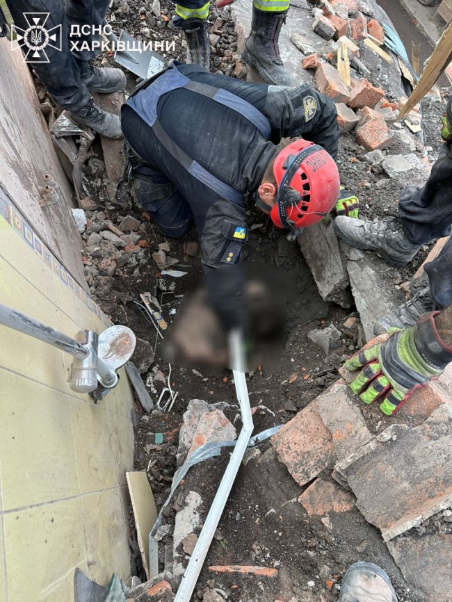 Жорстокий обстріл 5-поверхівки у Харкові: з-під завалів дістали ще одне тіло