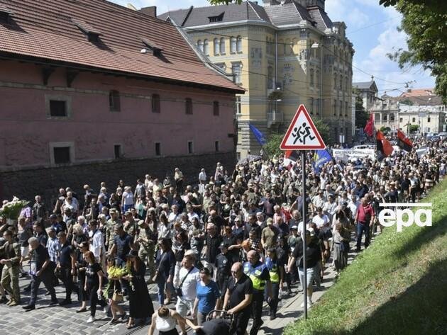 Тисячі людей та винагорода за інформацію про вбивцю: похоронили Ірину Фаріон. ФОТО