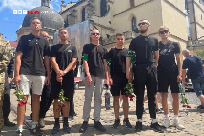 Тисячі людей та винагорода за інформацію про вбивцю: похоронили Ірину Фаріон. ФОТО