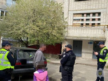Поліція зловила злодія, який обчищав автівки в Луцьку
