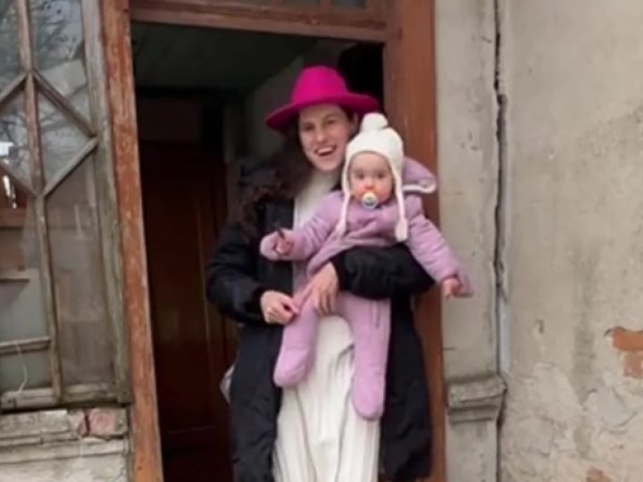 Блогерка-волинянка з чоловіком придбали старенький будинок у селі і нарвалися на хейт 