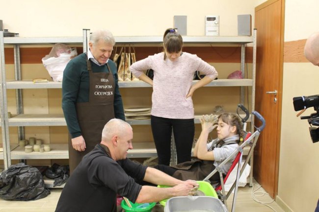 На Волині особливі діти ліпили посуд із глини