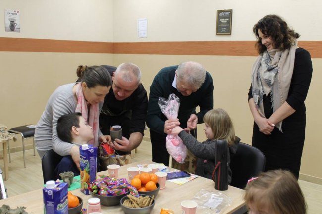 На Волині особливі діти ліпили посуд із глини