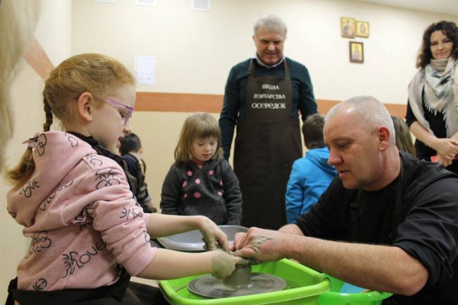 На Волині особливі діти ліпили посуд із глини