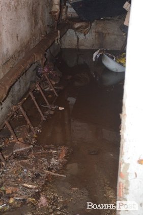 У Луцьку після зливи провалився асфальт. ФОТО 