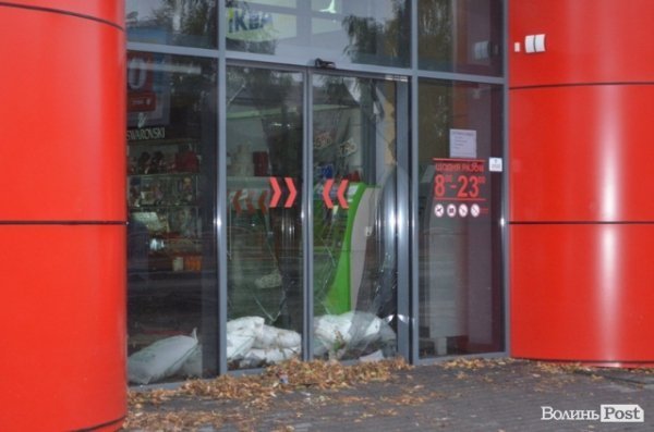 У Луцьку після зливи провалився асфальт. ФОТО 