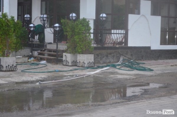 У Луцьку після зливи провалився асфальт. ФОТО 