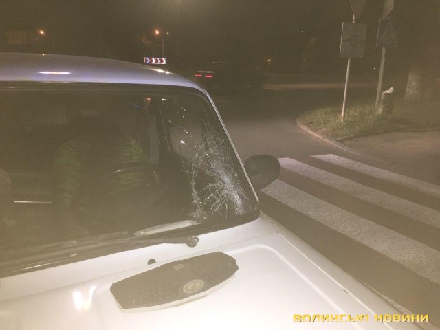 На «зебрі» в Луцьку авто збило двох дівчат