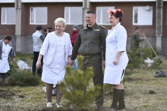 Біля лікарні у Боголюбах посадили парк для реабілітації українських воїнів. ФОТО