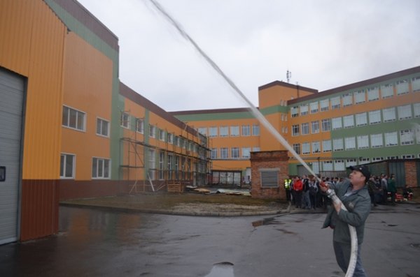 На луцькому підприємстві «гасили» пожежу та «рятували» людей. ФОТО