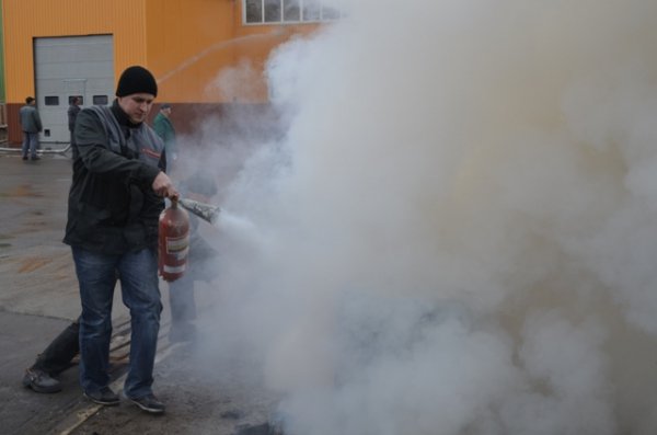 На луцькому підприємстві «гасили» пожежу та «рятували» людей. ФОТО